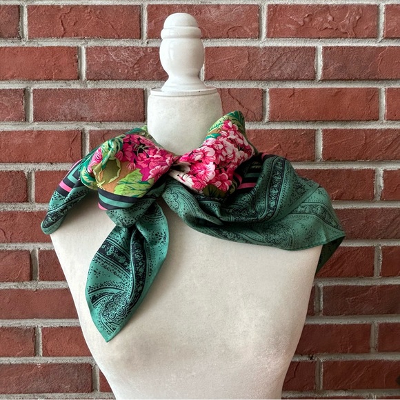 •Oscar De La Renta Silk Floral Signed Scarf Vintage Made in Japan 35”x35” - Picture 4 of 16